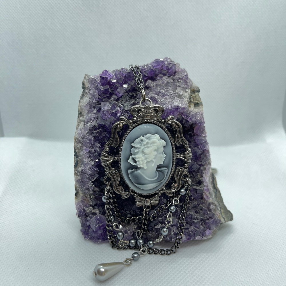 Classic Lady Cameo pendant and chain